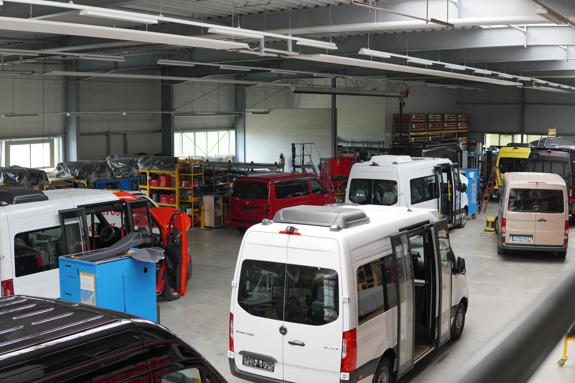 Produktionshalle TS Fahrzeugtechnik Weida mit Kleinbussen im Ausbau